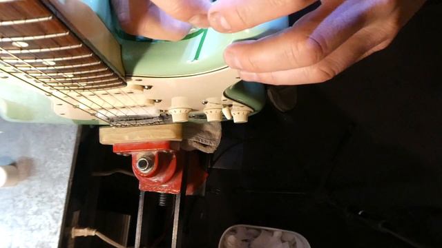 Fender Stratocaster Finish (Paint) cracking смотреть онлайн