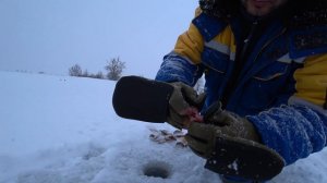 ГДЕ ИСКАТЬ ОКУНЯ НА РЕКЕ В ЯНВАРЕ ? Рыбалка в глухозимье ! Окунь на мормышку и мотыля зимой.