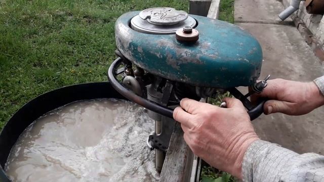 Древний лодочный мотор Чайка мл 20