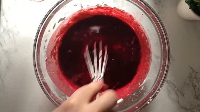 Рецепт Красные блины с начинкой из курицы сыра огурца и помидор
