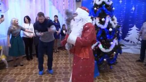 Игра с родителями на Новогоднем утреннике в детском саду