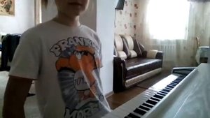 Играю песню на фортепиано Странники. В мире животных