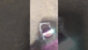 Очистка лазером старой монеты.