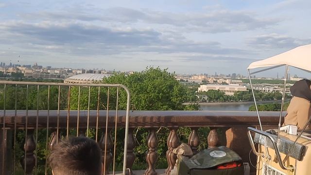 Вид сверху на город со смотровой площадки Воробьёвы горы в Москве весной днём