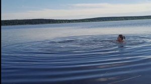 Закаливание в холодной воде в озере.