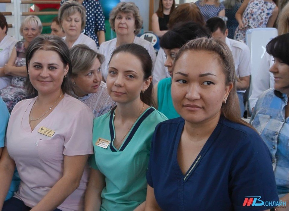В Волгограде с Днем медицинского работника поздравили сотрудников центра реабилитации