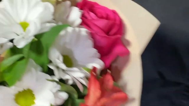 Букет из белых и розовых эквадорских розы с альстромерией - S смотреть онлайн