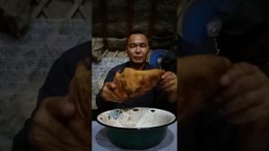 Хуухлсн хөөнә толһа чанҗанавидн. /Готовим баранью голову.