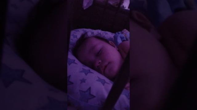 Говорят, когда ребёнок улыбается во сне, с ним играет ангел ? смотреть онлайн