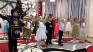 Общий танец Новый год у ворот старшая группа №11