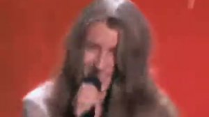 Девочка поёт на французском