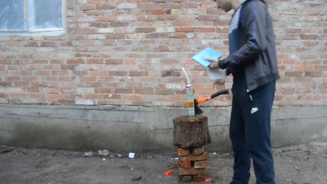 РАЗРУБИЛ ПОЛНЫЙ БАЛЛОН СТРОИТЕЛЬНОЙ ПЕНЫ ТОПОРОМ. смотреть онлайн