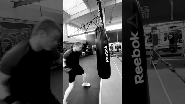 Sharpening the tools with some Bag work. Like + subscribe please.#boxing #training #fitness #health