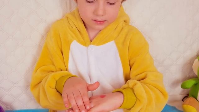 Егорка и мама - история про черного паука | Yegorka found spiders at home : العناكب في المنزل смотреть онлайн