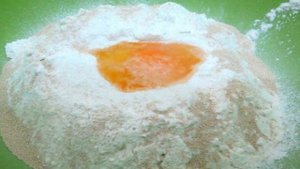 Пышные оладьи с дрожжами и на воде с яблоками.