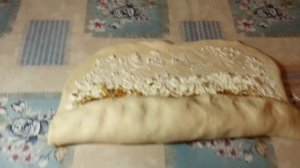 Рулет из дрожжевого теста, с творогом и изюмом.