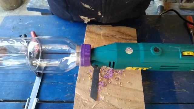 Очень полезная самоделка для гравера из пластиковой бутылки - защитный кожух смотреть онлайн