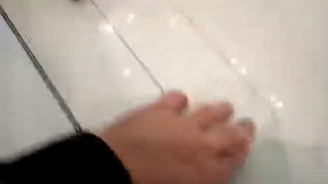 Ручная полировка светлого песчаника. Изначально, мрамор под лаком.