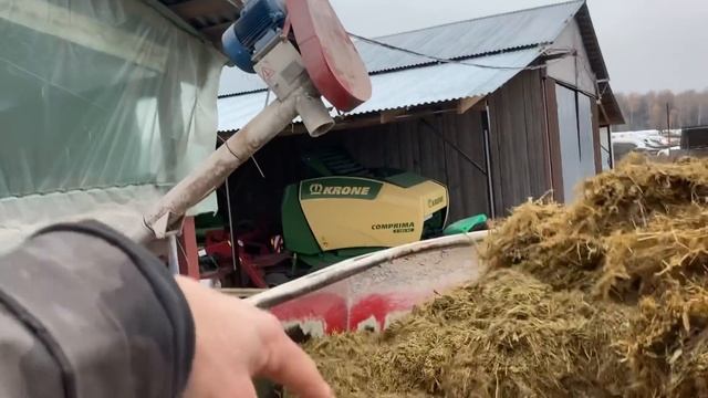 Работа вертикально смесителя-кормораздатчика