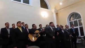 Братья цыгане прославляют Господа пением: Молодеж Христа.  (Богар)