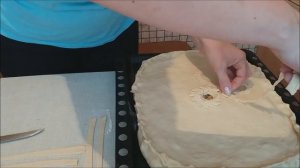 Украшение пирога из дрожжевого теста