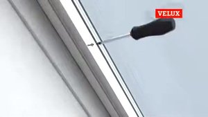 Монтаж рулонной шторы Velux на направляющих
