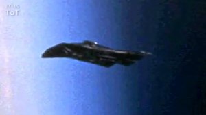 ИНОПЛАНЕТНЫЙ КОРАБЛЬ висит на орбите Земли