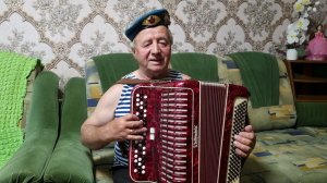 Расплескалась синева. Под баян.