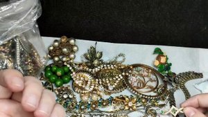 123. ЛОМ . Распаковка лома винтажных украшений. Scrap. Unpacking a scrap of vintage jewelry.