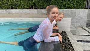 Вместе в джинсовых юбках