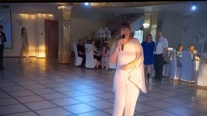 мама поет песню на свадьбе сына