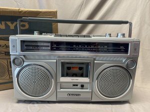 Винтажный кассетный проигрыватель Sanyo M9924 BoomBox AM-FM серебристого цвета. -ЯПОНИЯ
