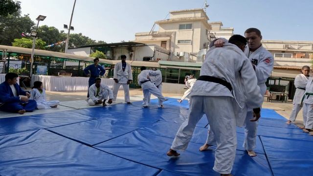 Exploring India: A Full Day in Mumbai with local champion and me смотреть онлайн