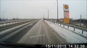 Вольво не расчитал скорость и перевернулся