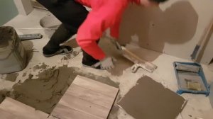 Лайфхак быстрая укладка плитки при толстом слое клея