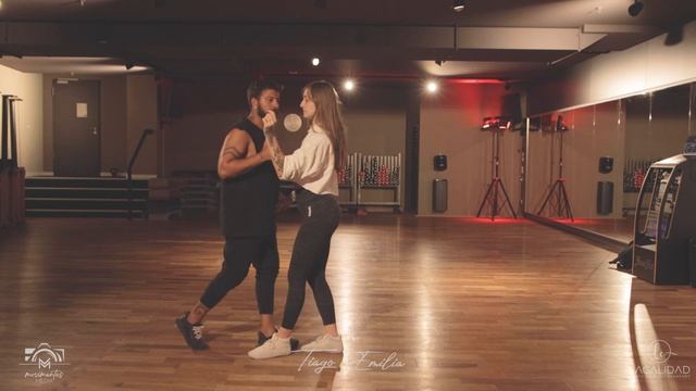 Brazilian Zouk Anfänger Tutorial | Grundschritt & Lateral | mit Tiago & Emilia (in German) смотреть онлайн