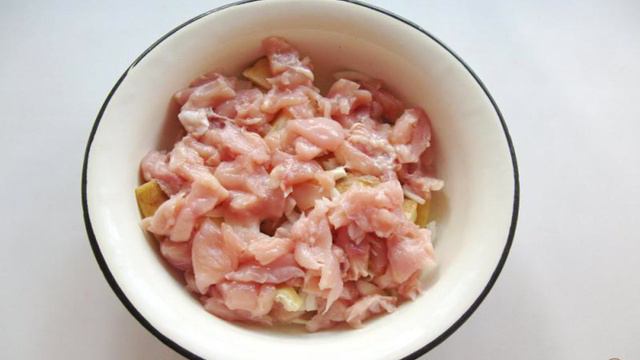 Куриное филе запеченное с картофелем и луком
