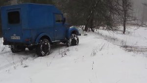 Газ 69 по снегу с пригорка