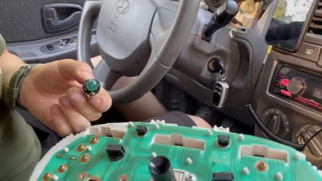 Замена ламп в приборной панели | Hyundai Accent смотреть онлайн