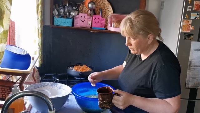 Ленивые беляши, только лук и всё. Пальчики оближешь. Жизнь простых людей.
