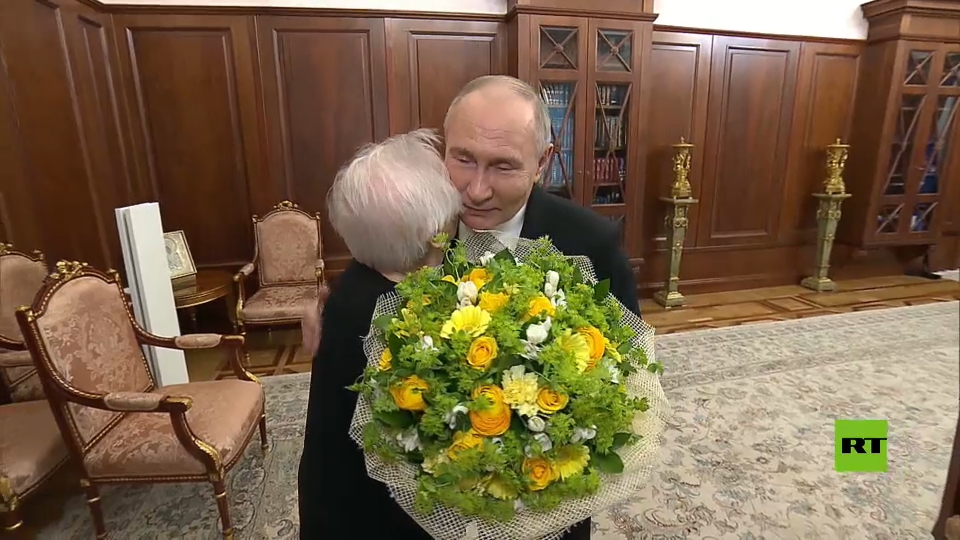 بعد حفل التنصيب الرئاسي.. بوتين يلتقي بالطبيب الشهير روشال ومعلمته فيرا غوريفيتش