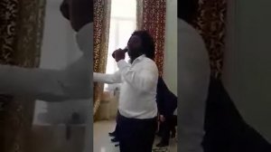 черный чеченец поет на чеченском языке