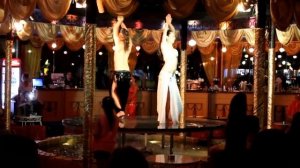 Арабский танец живота танцует красивая пара мужчина и женщина  Красивый арабский танец, парный