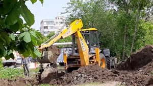 экскаватор копает землю работа