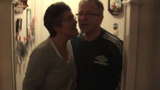 Pappa ( Klaus Muff ) får Kongens fortjenestemedalje i sølv - en videohilsen! смотреть онлайн