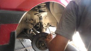 Замена передних тормозных колодок Volkswagen Passat B3 Фольксваген Пассат Б3