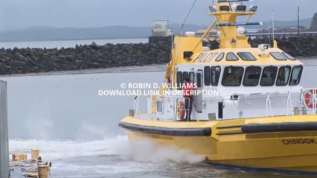 Chinook making a turn on the Columbia river. Astoria, Oregon USA смотреть онлайн