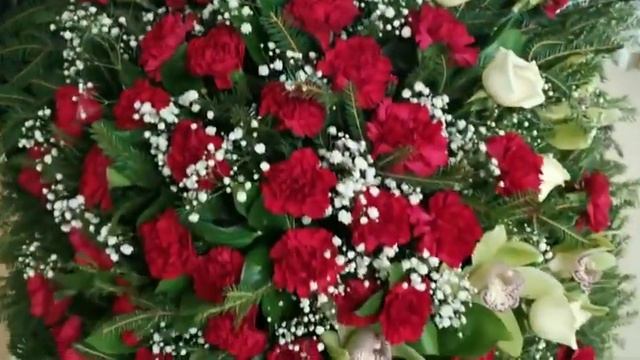 Венок из живых цветов из гвоздики, роз и орхидеи смотреть онлайн