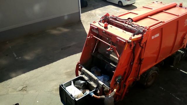 Мусоровоз с задней загрузкой удивил размером кузова! смотреть онлайн