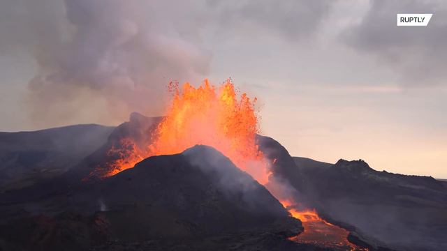 Кадры извержения вулкана в Исландии / Footage of a volcanic eruption in Iceland